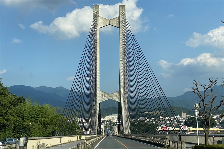 実際に橋を通ってみるとその大きさに圧倒される
