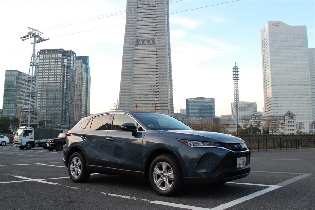 明るいうちにみなとみらいに到着。今回のお供は人気の「新型ハリアー」
