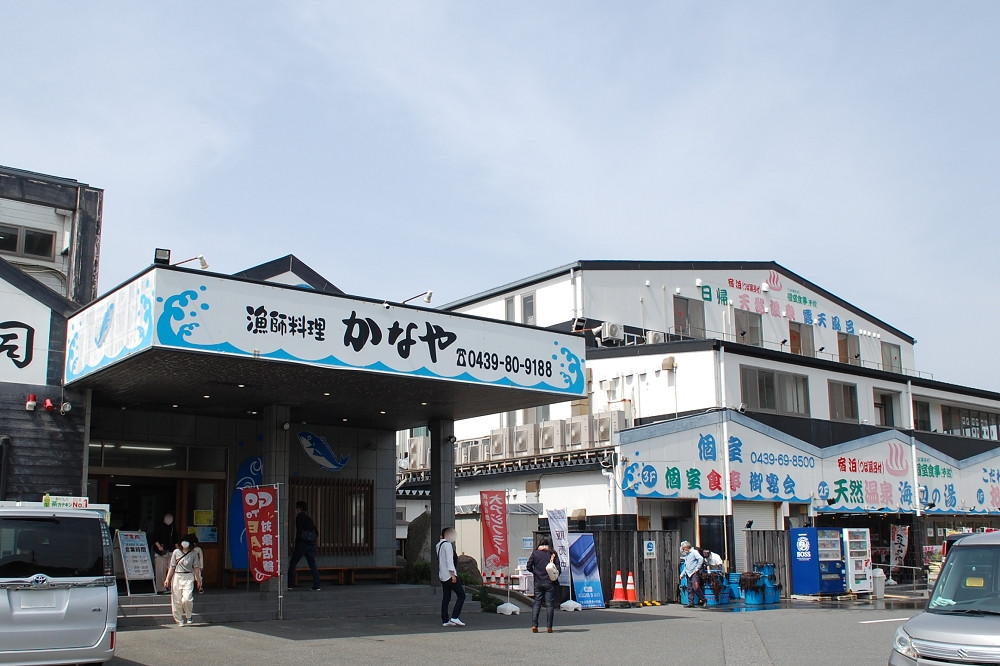  お食事処のほか、お土産処や日帰り天然温泉、無料の足湯がある 