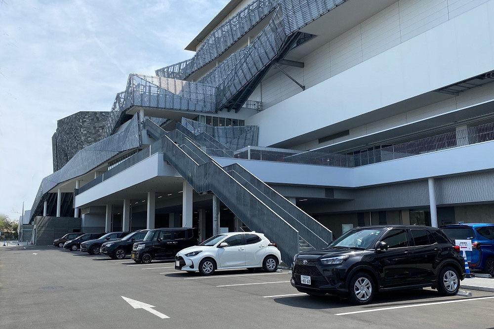  「ところざわサクラタウン」には屋外駐車場（148台）のほか、歩いて5分ほどの場所に第2駐車場（40台）と第3駐車場（142台）がある 