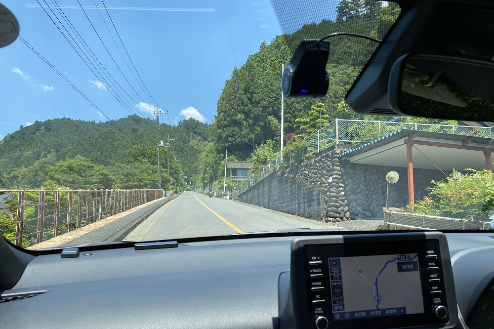 青梅IC周辺の町中を抜けると、青空と緑に包まれた気持ちの良い道が始まる