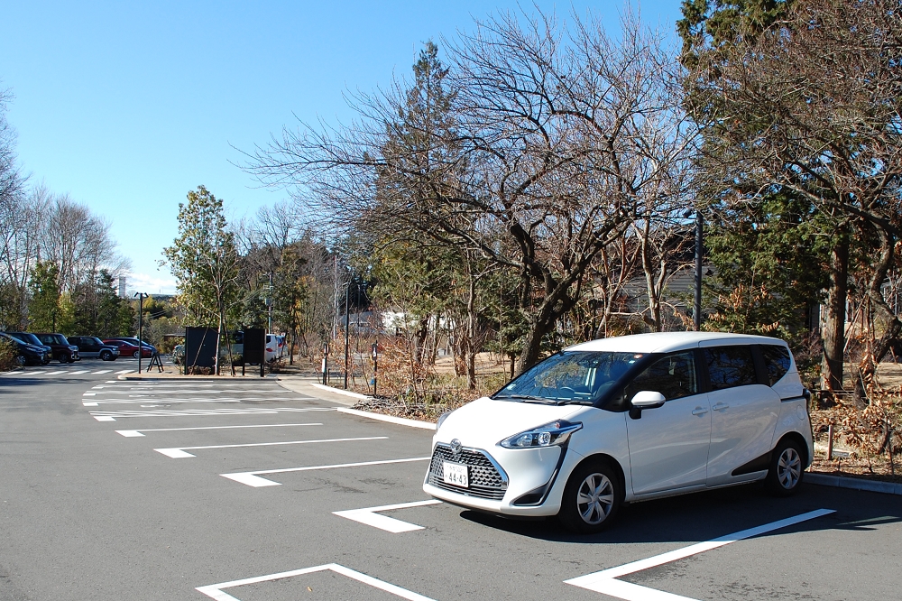 この日は西園に隣接する西駐車場を利用。買い物や食事による料金の割引はない