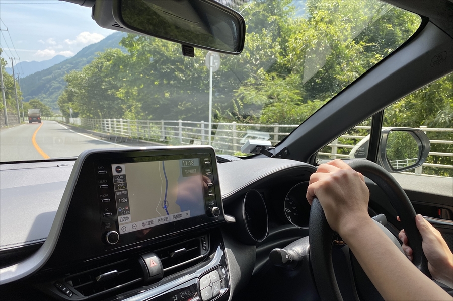 今回、利用したトヨタ「C-HR HYBRID」は、上り坂も力強く、急なカーブの多い山道もスムーズに走ってくれた