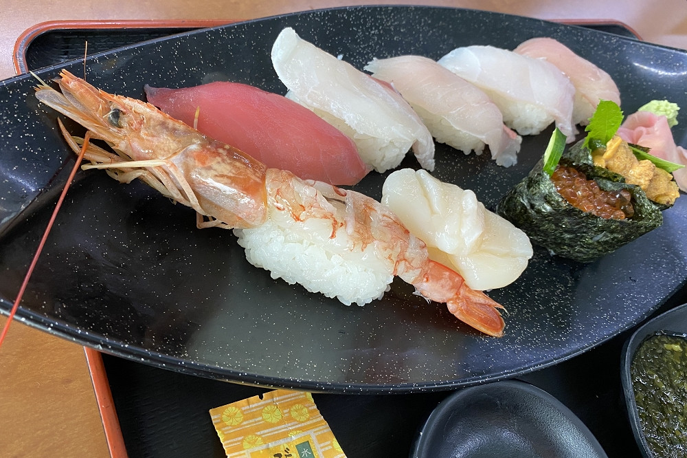  かなや寿司は9貫で1,890円（税抜き）、上にぎり7貫は1,480円（税抜き）。共に仕入れ状況でネタ変わるそう 