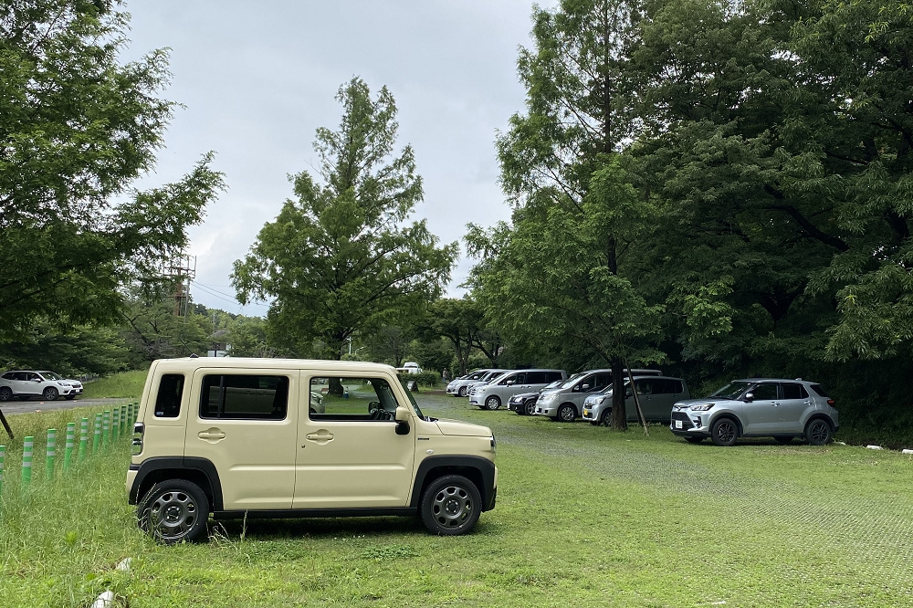 「都立狭山公園一般駐車場」のスペースは45台。利用時間は9時から17時までで、終了後は門が閉まって出られなくなるので注意
