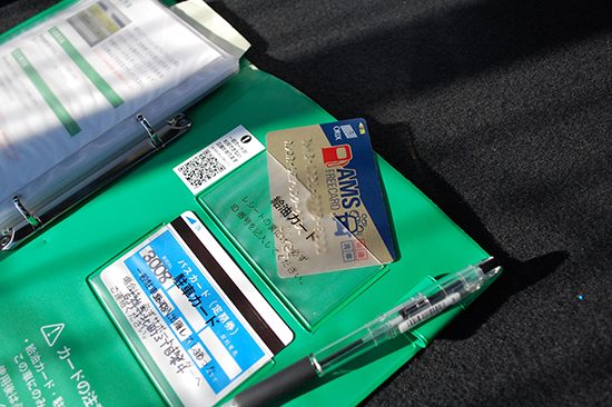 ステーションによっては一緒に「駐車カード」も入っています。金色のカードの方が「給油・洗車カード」になります
