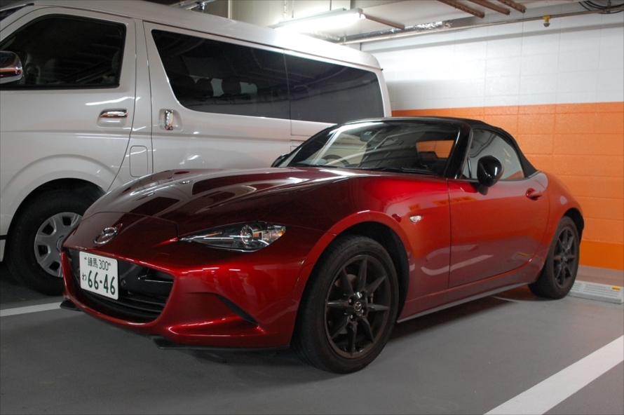 運転の楽しいスポーツカーとして世界中で評価されている「ロードスター」。屋根は手動式だが、30秒もあれば開閉できる