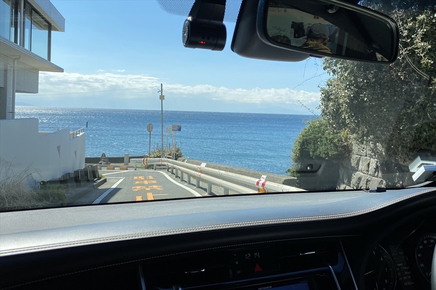車場への道はせまく、大型車は進入禁止となっている