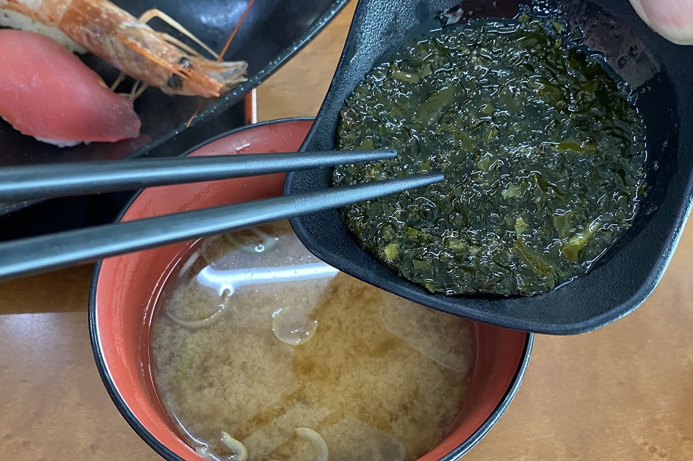  寿司や定食は「かじめの味噌汁」付き。細かくきざまれた