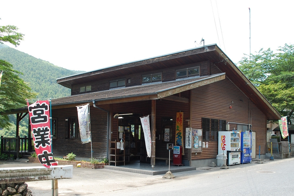 「レイクサイドテラス名栗湖」では喫茶メニューの他、蕎麦やうどん、鮎やマスの塩焼きといった軽食も提供している