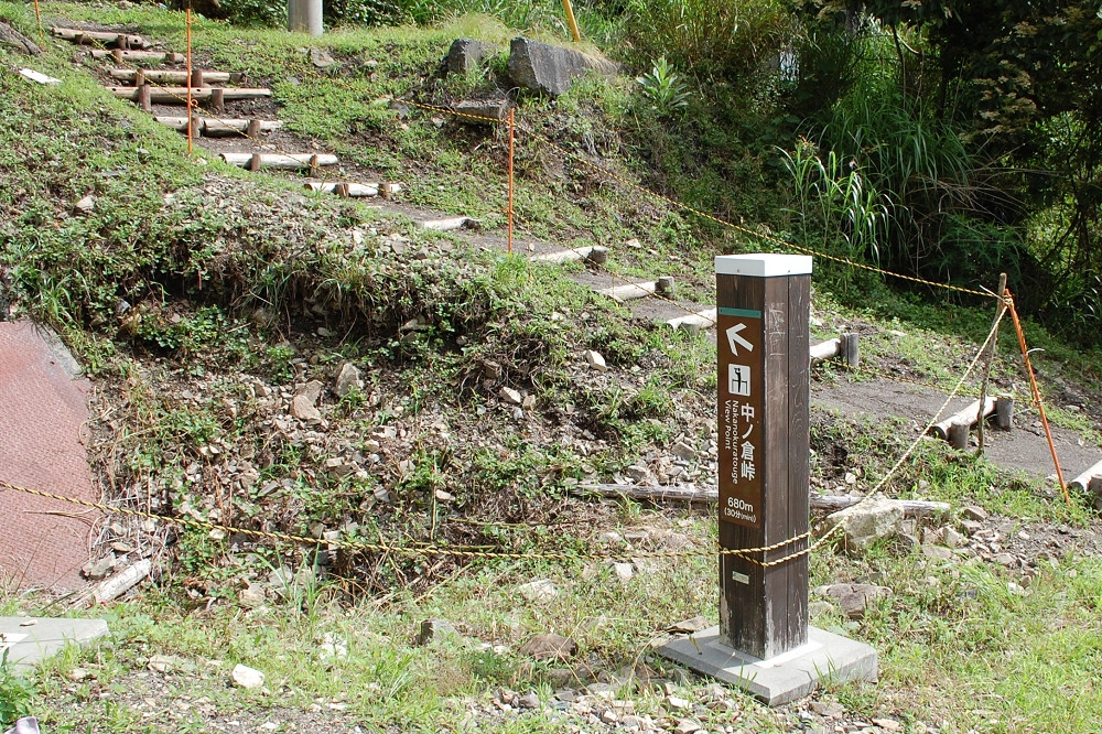  登山道は細く、入り口もひっそりとしているので見逃さないように 