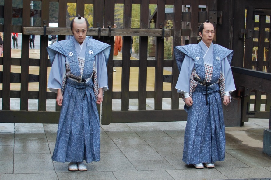 関所を守るお役人様。画像は閉門直後の様子。関所では開門時間に歓迎の挨拶が、閉門時間には見送りの挨拶が催される 