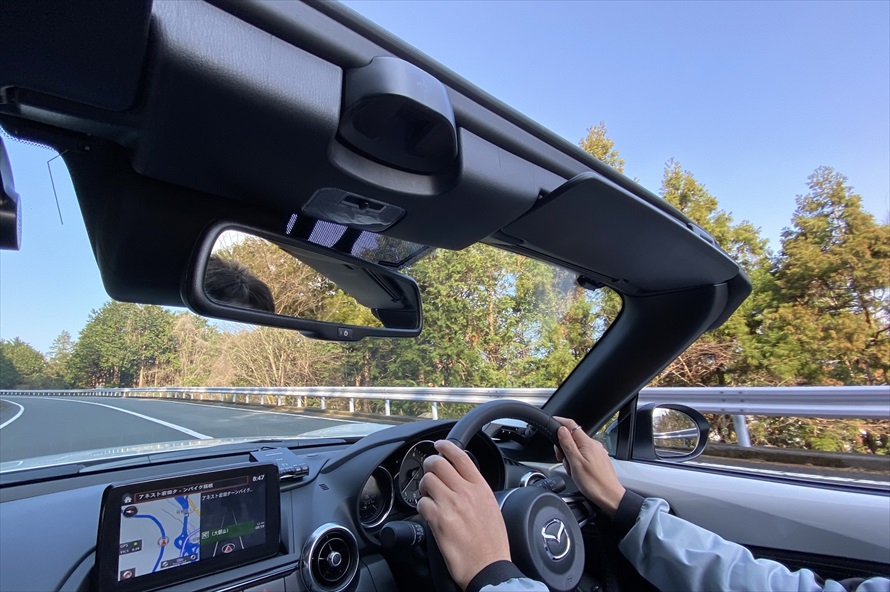ロードスターの幌は手動で開閉ができる。開閉作業は簡単だが停車中に行うように