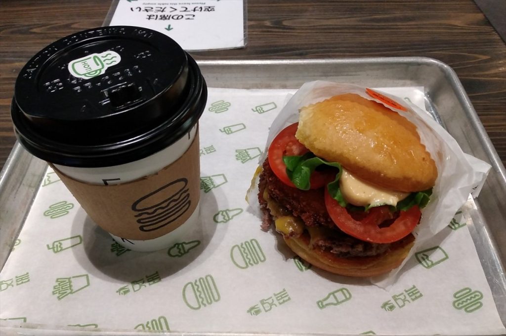 ホットコーヒーは380円(税別)、シェイクスタックは1,280円(税別)