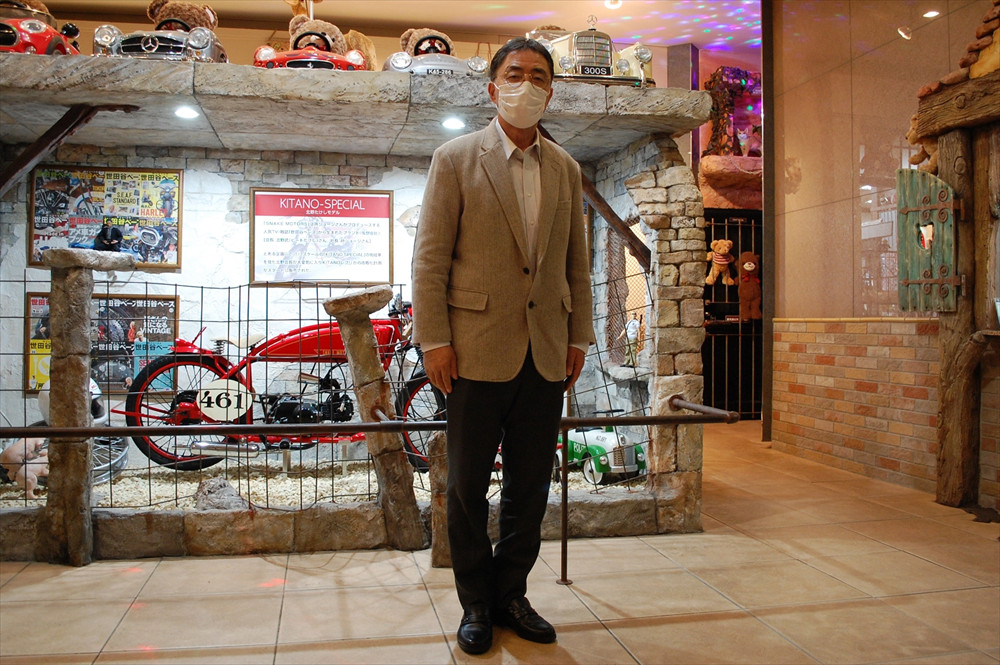 かつては大工さんとして金づちを握っていた横田さん。館内の装飾は横田さんが設計を行ったそう