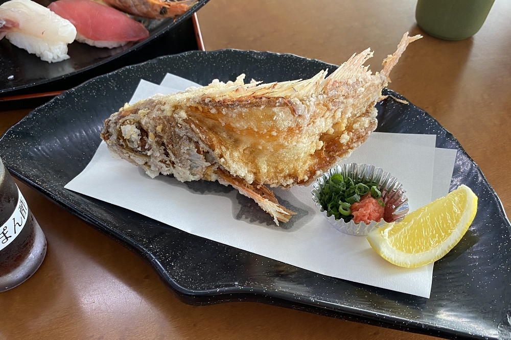  カサゴ唐揚げは700円（税抜き）。頭まで食べられるくらい、しっかりと揚げられていた 
