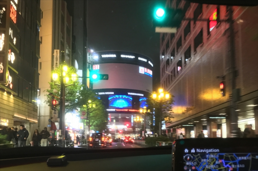 新宿サブナードから出発! 真冬のオープンカーは寒そうに思えるが、風を巻き込まない設計やシートヒーターをはじめとした暖房装置のおかげで、快適なドライブを楽しめる
