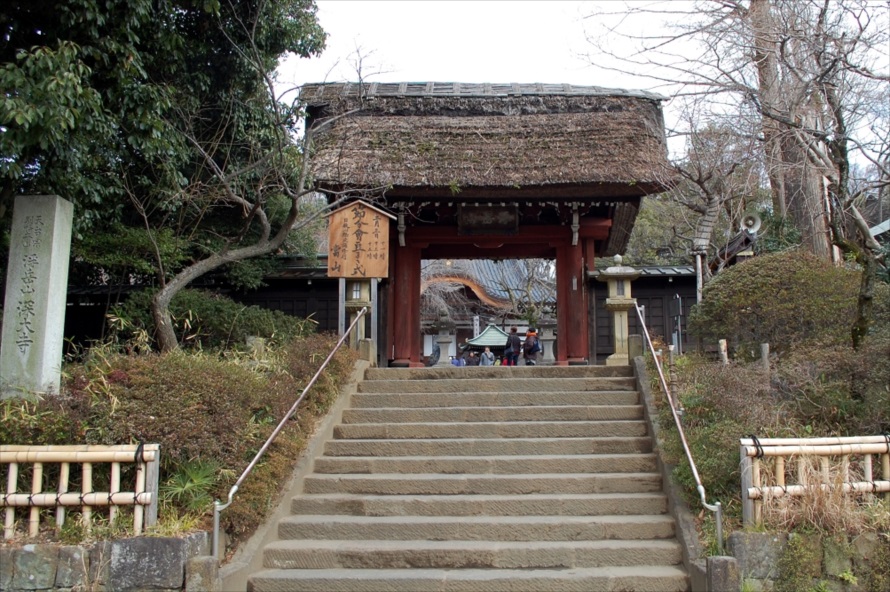 幕末（1865年）の火災による被災をまぬがれた山門は、深大寺の建物の中で一番古い