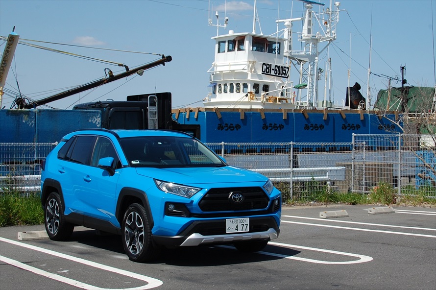 都会的なRAV4だが、力強いフロントグリルは港町にもよく似合う 