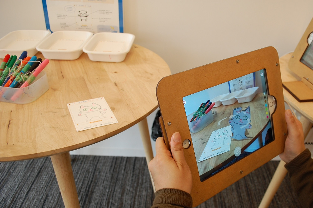  児童向け書籍のコーナーに置かれた、イラストを浮かび上がらせるAR。子どもだけでなく大人も十分に楽しめる 