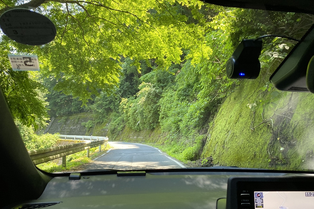 道幅は対向車とぎりぎりすれ違えるくらい。湖に気を取られないように安全運転で