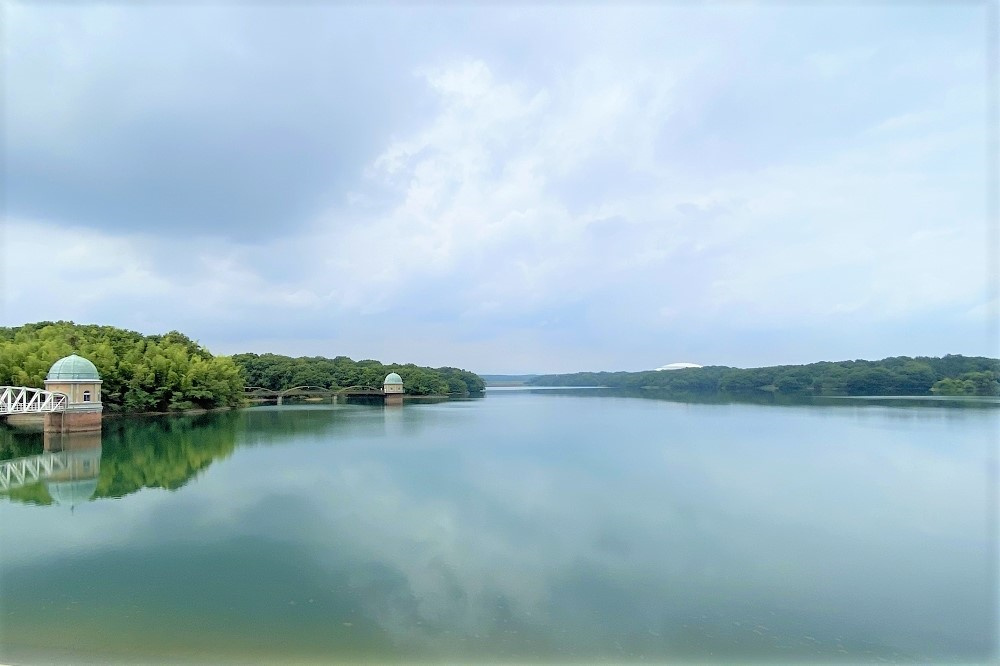 多摩湖堤防から望む多摩湖全景。狭山丘陵や遠く奥多摩の山々は、四季によりさまざまな色合いを見せる