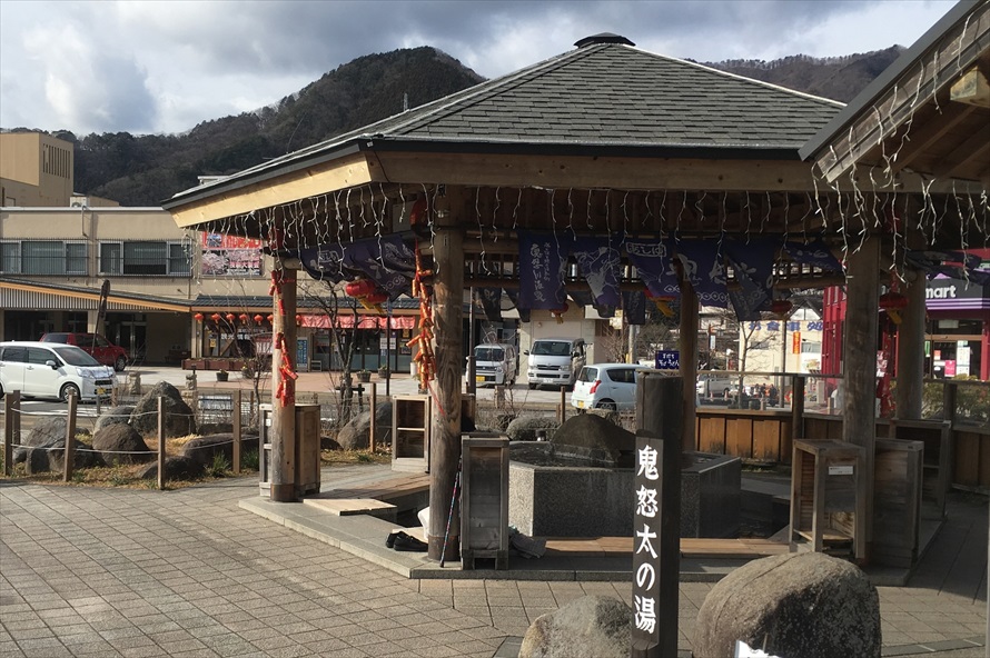 広場の一角には無料で入れる足湯「鬼怒太の湯」がある 