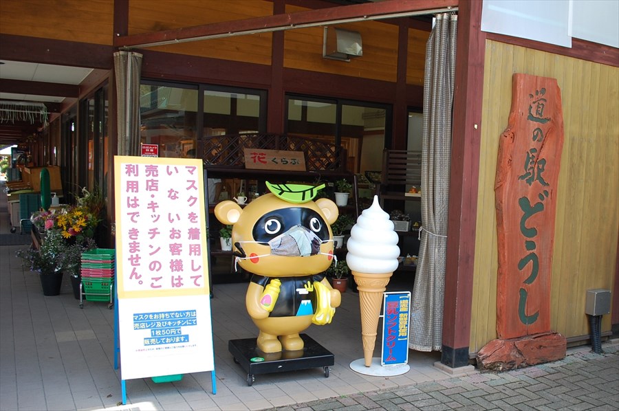  入口ではマスクをしたマスコットキャラクター「チャリたぬ君」がお出迎え 