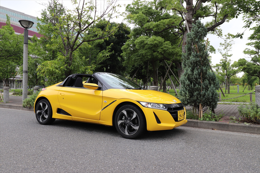 小さく可愛らしい姿だが、スポーツカーらしい力強さを感じさせる。軽自動車なのでとてもコンパクト