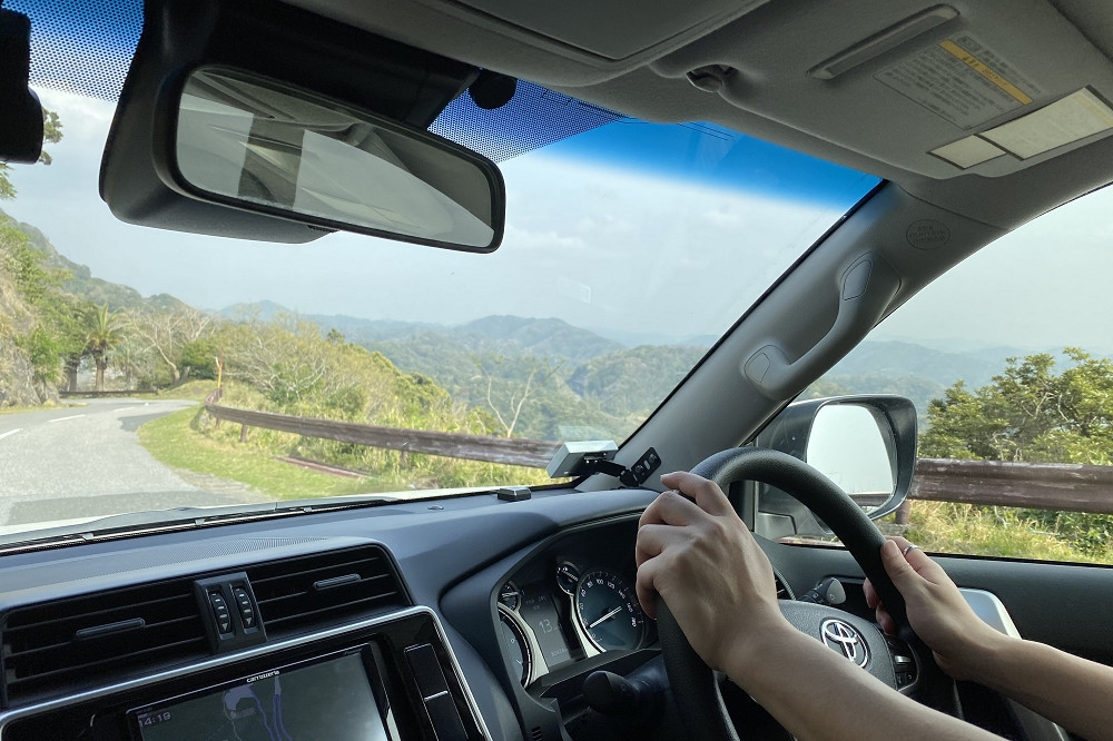 登山自動車道を使うには1,000円（税込み）の通行料が必要。麓から山頂に繋がるロープウェイ相当の高さを登れる 