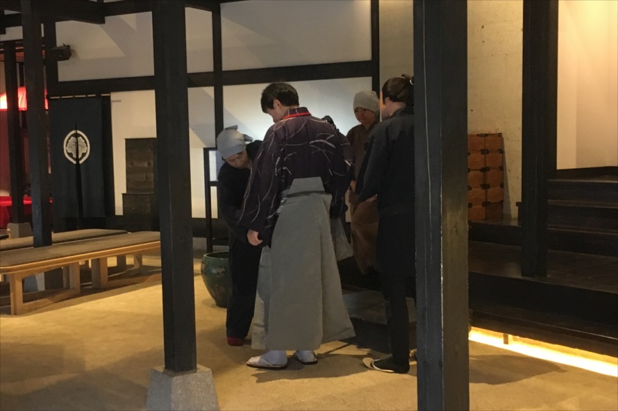 変身前の衣類は「時空」で預かってくれるが、貴重品は巾着袋に入れ、腰に下げて所持する 