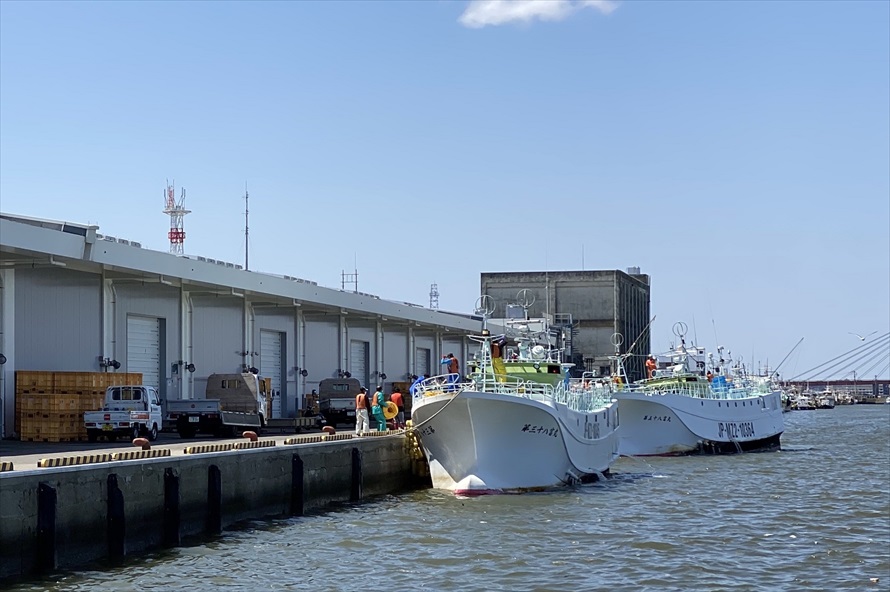 明日の漁のため、魚ではなく荷物の積み卸し中。漁港を歩くときは漁師さんの邪魔にならないように気をつけたい 