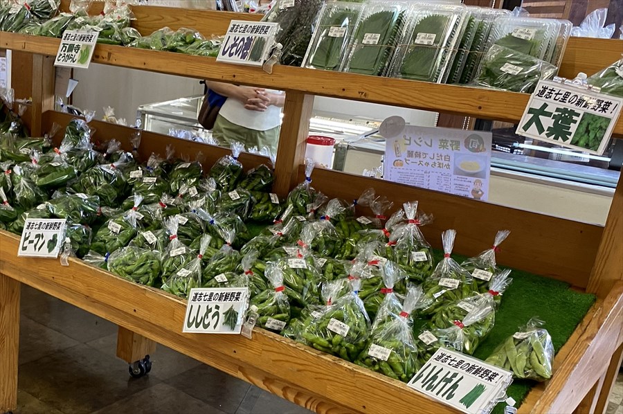   採れたての地元野菜は、ほとんどが夕方までに売り切れてしまう 