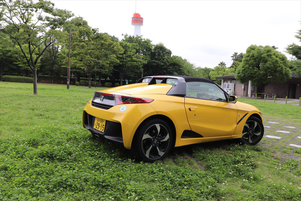 後ろにエンジンを搭載しており荷室はないので、買い物や旅行の際は荷物の量に注意