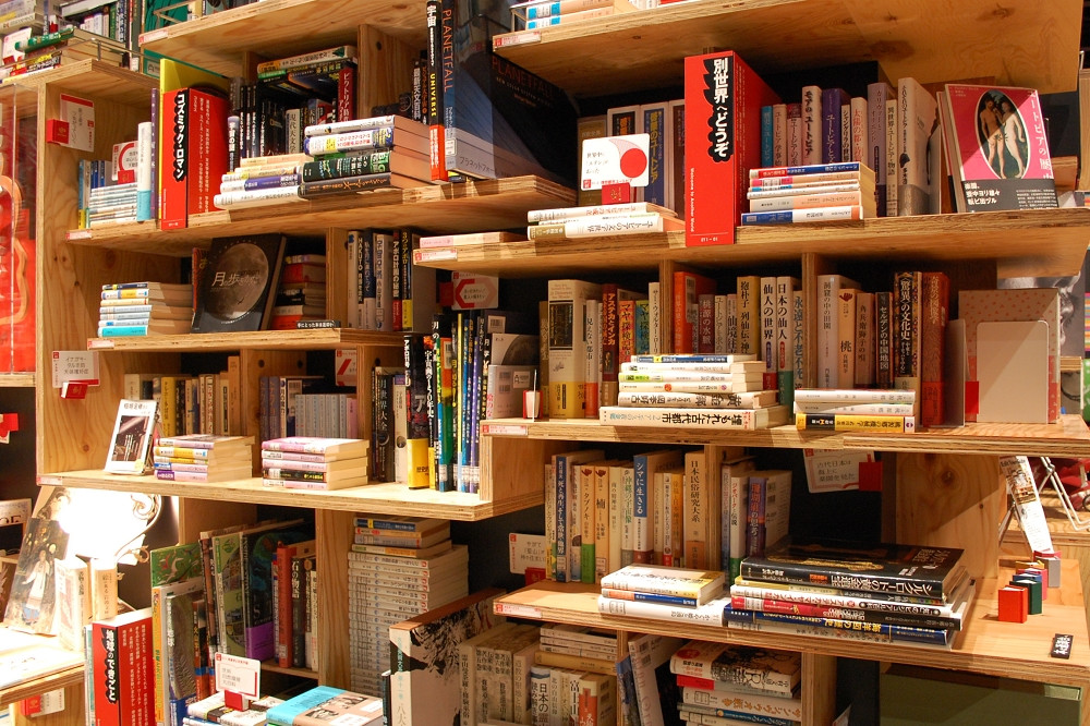  隣り合う書籍は手に取った人が興味を持ちやすい内容でつながっているそう 