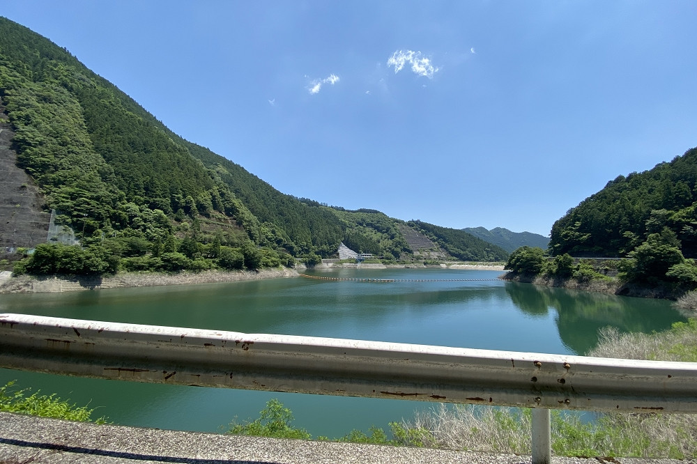 有間ダムの上は通行できるよう開放されている