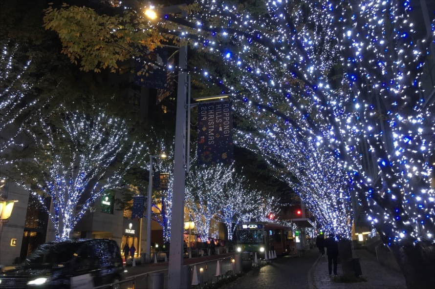 六本木けやき坂通りの街路樹に施される「六本木ヒルズ クリスマス 2019 けやき坂 イルミネーション」。今年のテーマは「SNOW & BLUE」