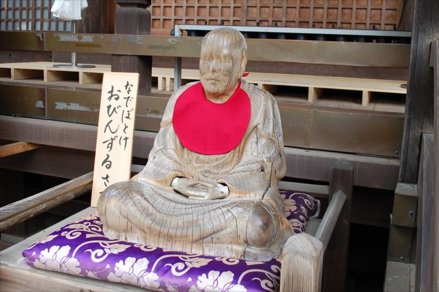 元三大師堂の前に置かれている「おびんずるさま」。撫でると除病の御利益がある（病状が回復する）とされている