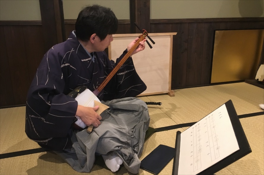 はじめて触れた三味線。体験して「ちゃんと弾けたら面白いだろうな」と思った