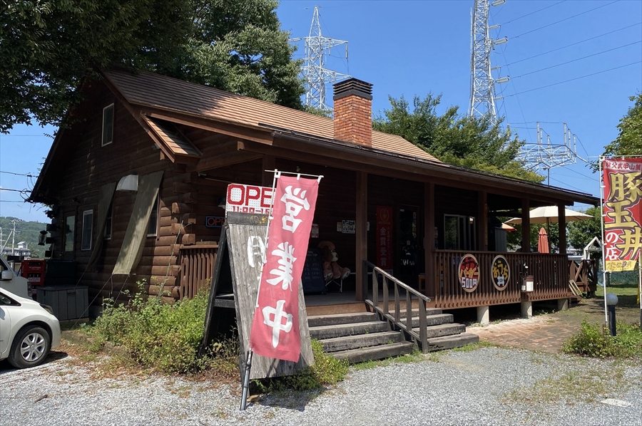 「たぬ金亭」は国道140号沿いにある。ログハウスの店舗になっていて見つけやすい