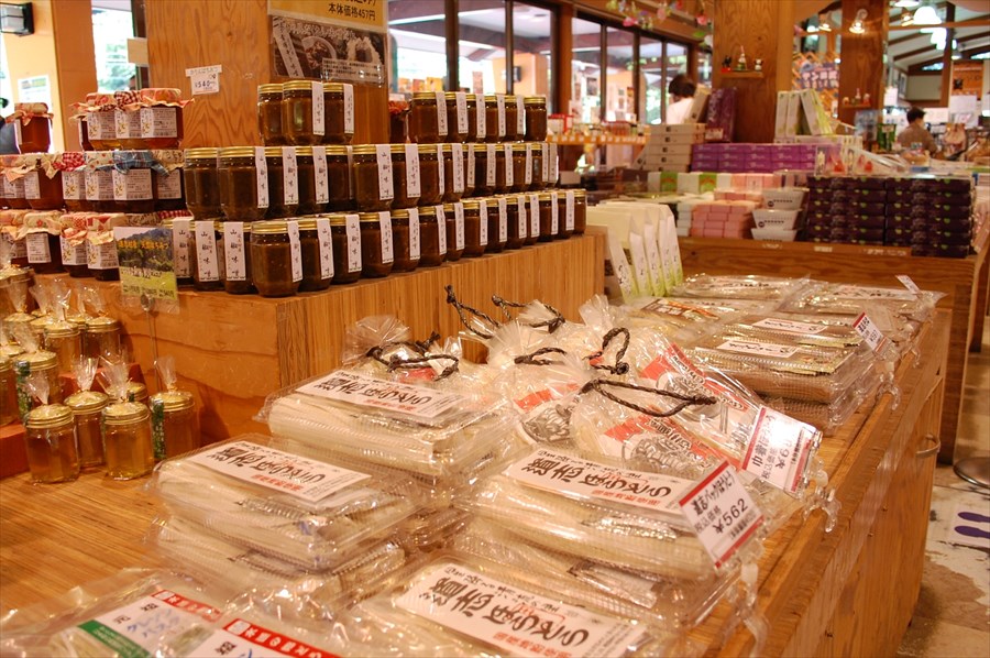  地元で作られたほうとうやクレソン蕎麦も定番のお土産  