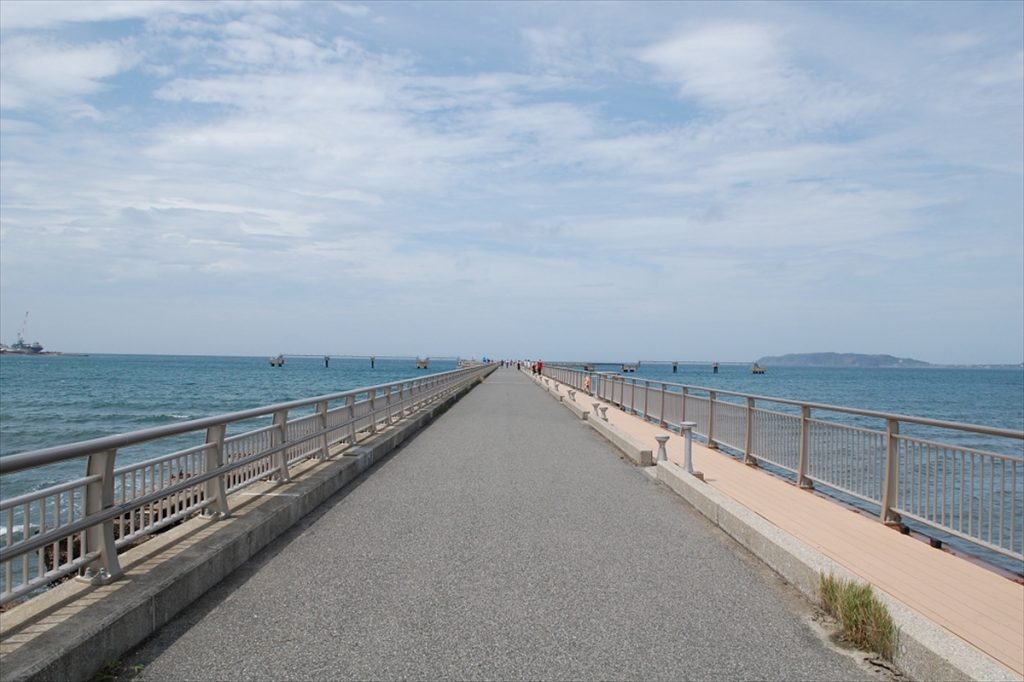  海の上ということもあり、桟橋上はずっと日差しを浴び続ける。紫外線対策を忘れずに 