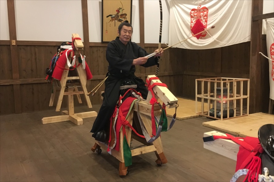 体験で使用する木馬も、実際の「小笠原流弓馬術」の指導で使われているもの 