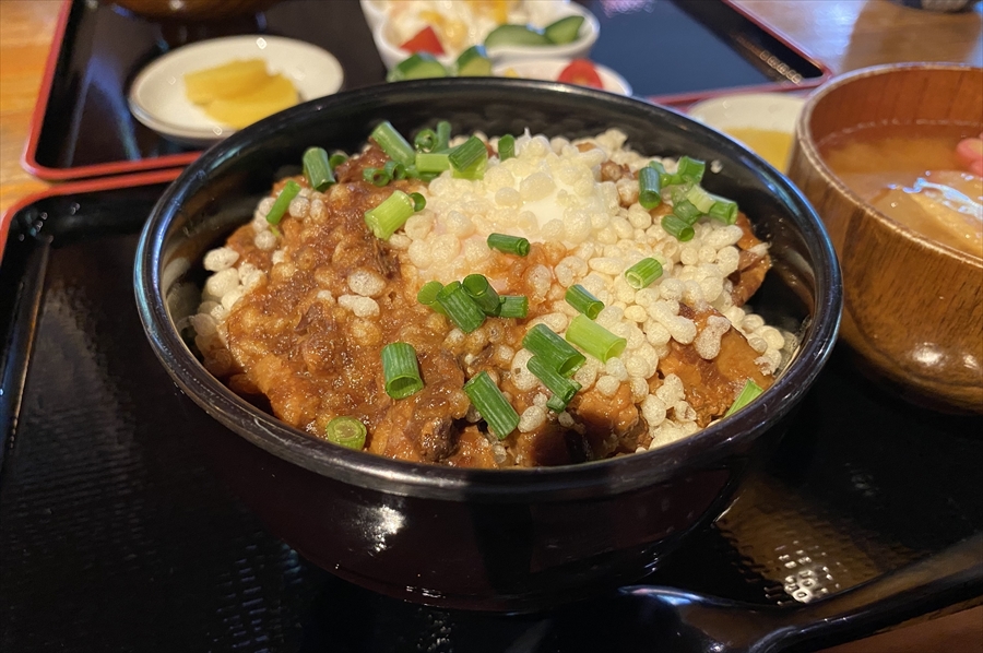 「豚玉丼セット」は中盛りで1,000円(税込)