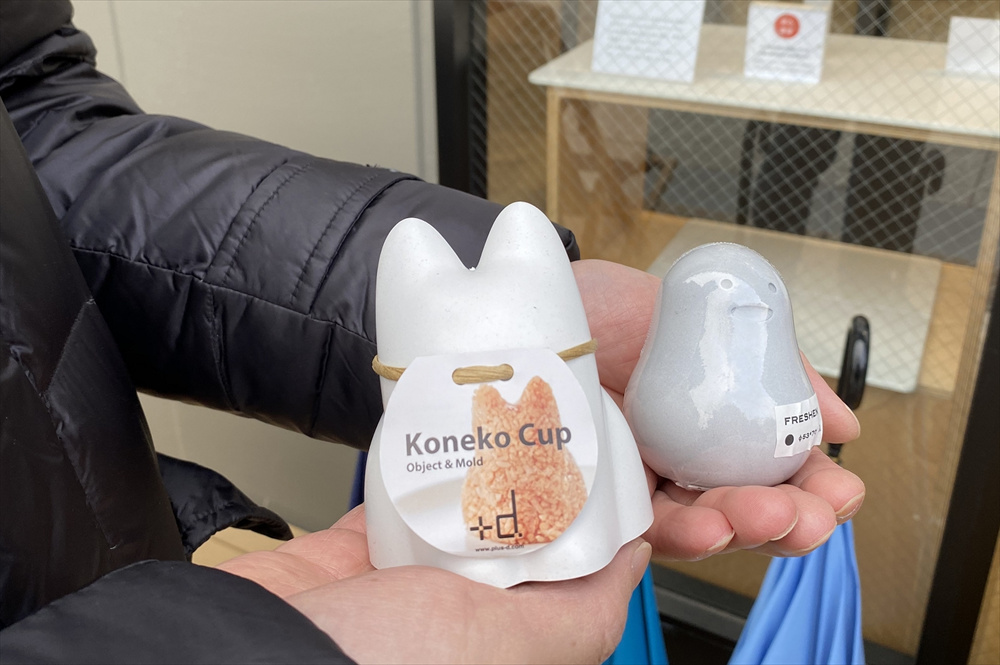 左:「コネコカップ」は1,700円(税別)、右:「フレッシェン」は1,000円(税別)
