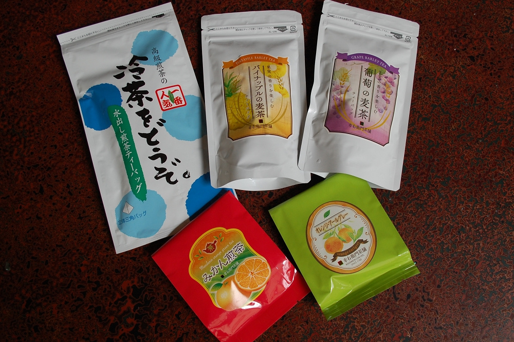 「みかん煎茶」648円、「オレンジアールグレー」590円、「水出し煎茶ティーバッグ」648円、「パイナップルの麦茶」432円、「葡萄の麦茶」432円(いずれも税込み)