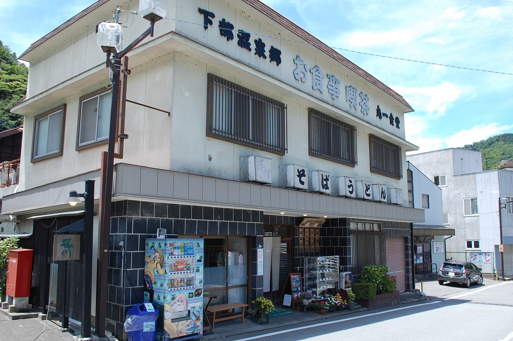  駐車場は正面から見て左手側（写真左手側）にある 
