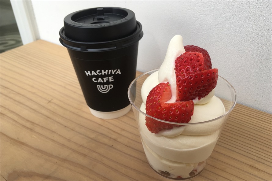 隣接する「はちやカフェ」で「はちやオリジナルブレンドコーヒー（450円）」と「季節のソフトクリーム日光産とちおとめ（650円）」を注文した 