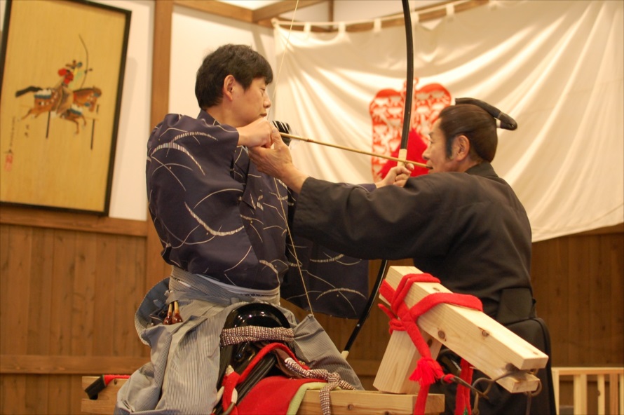 弓術も馬術も初めてだったが、指導により矢を的に当てるまでに上達できた