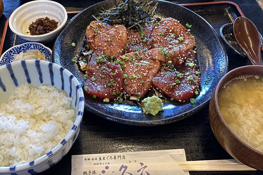 「生めばち鮪 上中とろ・上赤身そぎ身づけ定食」は、メバチマグロの一切れが大きい！ 